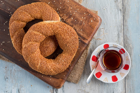 杯子饮料种土耳其的百吉饼西米特和传统的土制茶图片