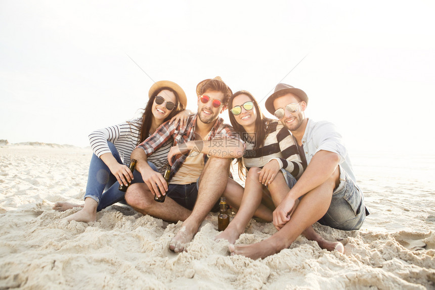 朋友在沙滩上享受夏天图片