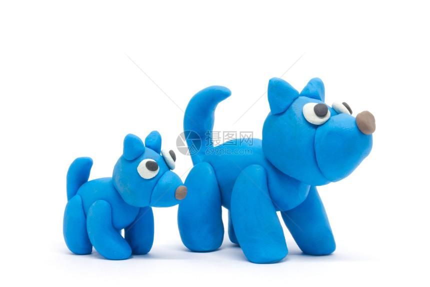 白色背景上的一对向右看的蓝色狗狗玩偶图片