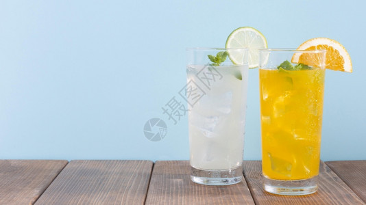 食物含橙色柠檬水的玻璃杯有机营养图片