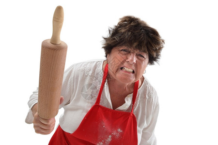 照片一名愤怒的老妇人用滚动针威胁一种敌意图片