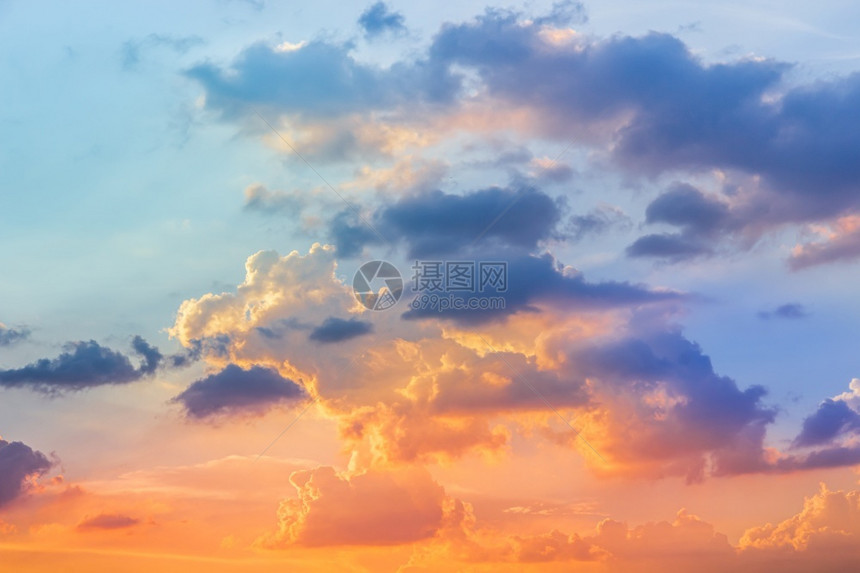 田园诗般的美丽自然日落和乌云的幕后背景抽象戏剧图片