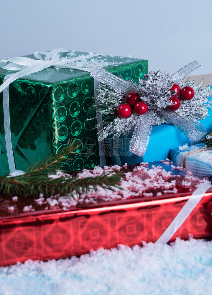 雪橇装饰风格红色的蓝木背景礼品包装箱图片