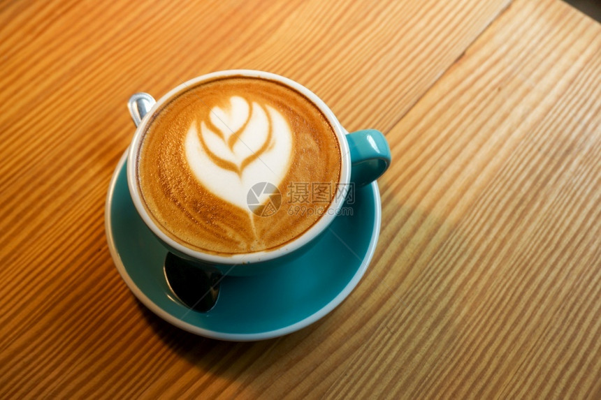 香气早餐空白的杯拿铁茶木桌上的艺术咖啡图片