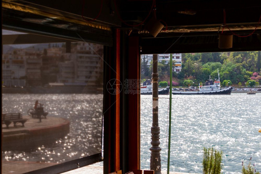 在希腊Chalcis的咖啡店窗口浏览海滩目的地餐厅自然图片