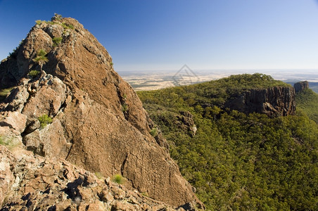 顶峰冒险自然岩石脊的红橙色音调丰富图片