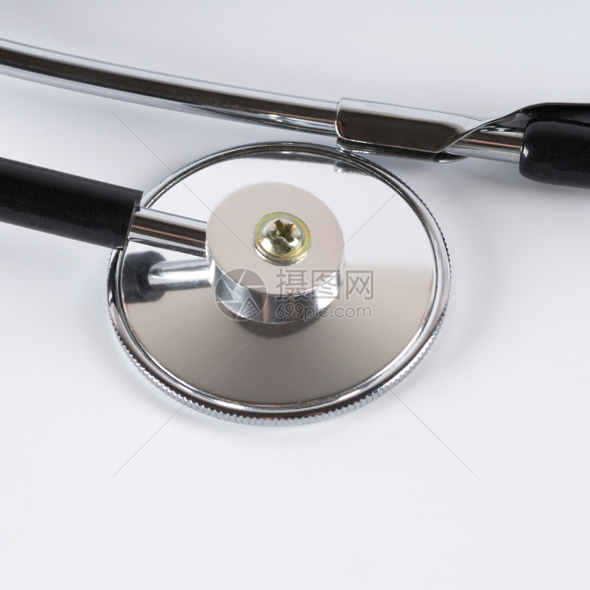 科学的诊断金属躺在白色背景上的医用听诊器特写镜头白色背景上的医用听诊器图片