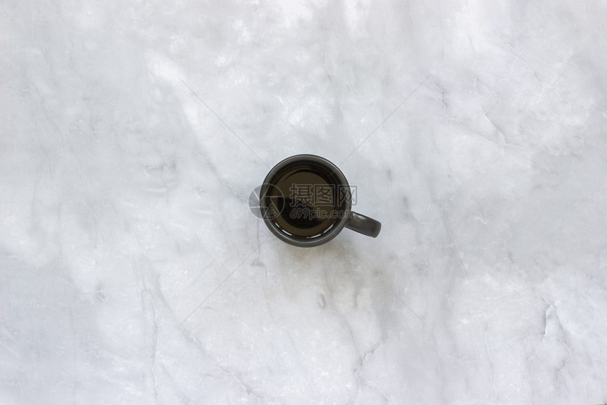 可口多于大理石桌子背景上的黑咖啡顶视图复制空间最小风格大理石桌子背景上的黑色咖啡最小风格杯子图片