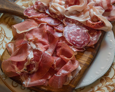红色的什锦牛肉典型意大利式各种腊肠在餐厅用盘制成图片