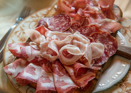 午餐典型的意大利式各种腊肠在餐厅用盘制成地中海帕尔马图片