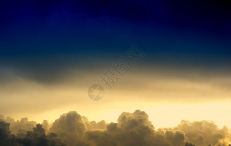 旅行云景日落在天空背景hd日落云在天空背景生动图片