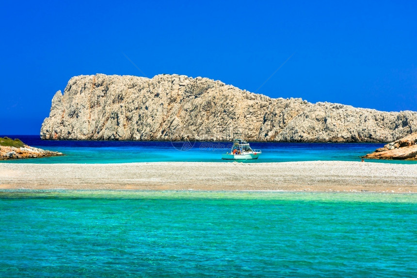 旅游的岩石希腊阿斯提帕莱亚岛美丽的海滩景观图片