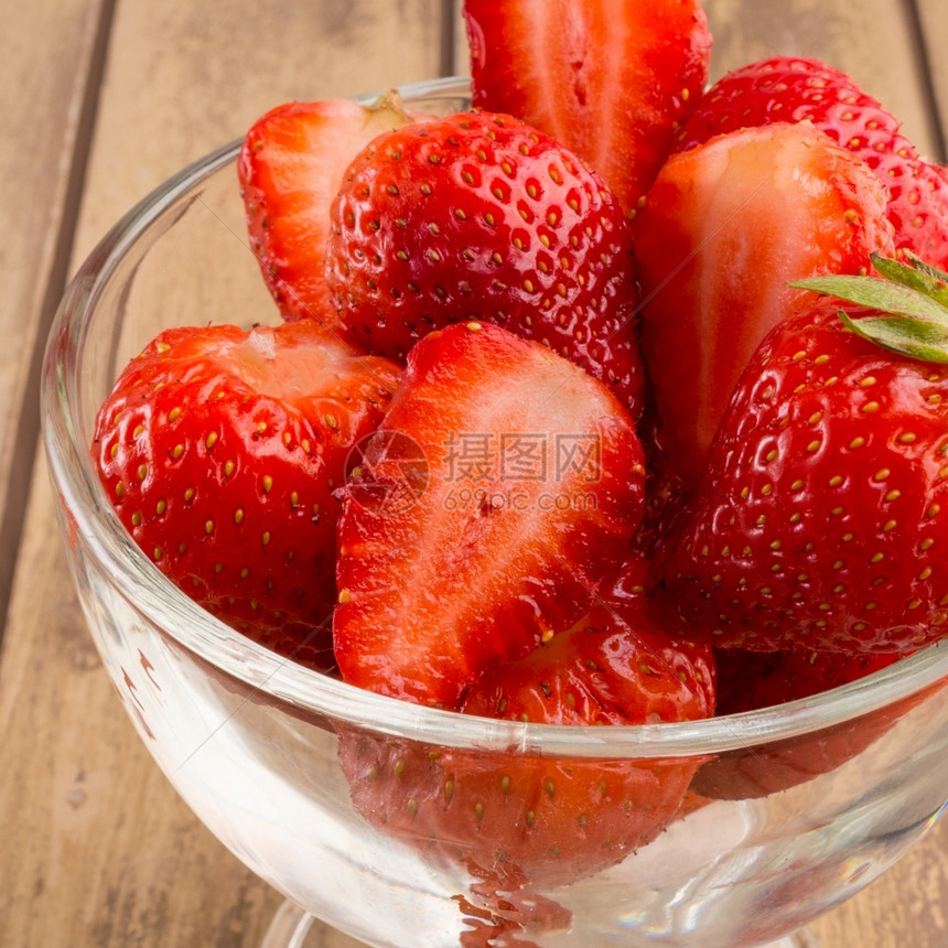 叶子一群新鲜的红草莓近距离的红草莓新鲜束甜点图片