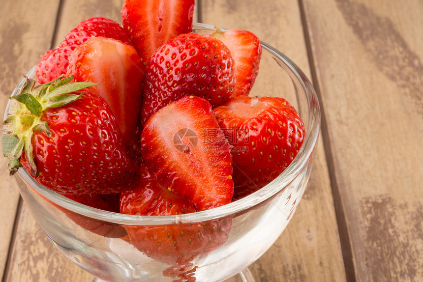 一群新鲜的红草莓近距离的红草莓新鲜束色健康图片
