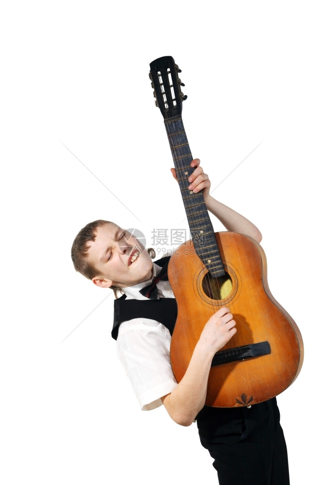 吉他手表演白色背景的老吉他小男孩青少年图片