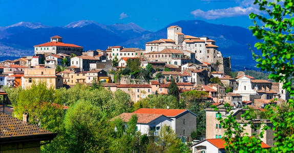 风景天空意大利典型的山顶中世纪村庄Ceccano省高清图片