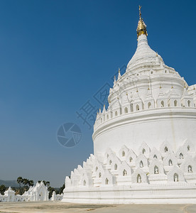 缅甸语白色的缅甸明根省辛比乌姆Myatheindan的白塔图片