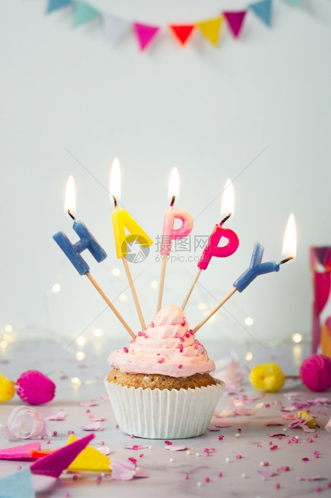 火焰糕点使用着蜡烛的生日蛋糕庆典图片