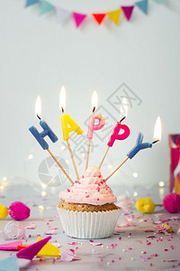 火焰糕点使用着蜡烛的生日蛋糕庆典图片