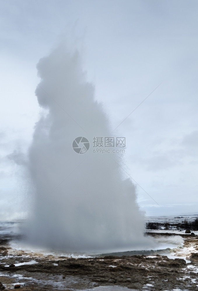 天空岛屿冰原上的热水喷泉自然力量图片