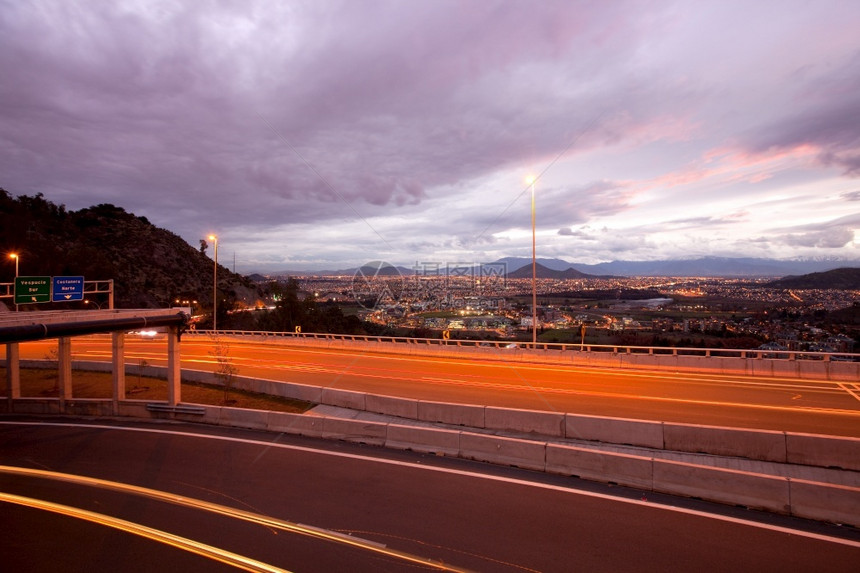 智利圣地亚哥维塔库拉市西面的高速公路和全景Vitacura苏尔城市景观智利人图片