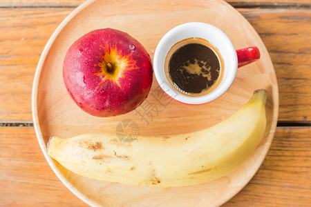 蔬菜品尝配有红苹果香蕉和咖啡的微笑餐饮食图片