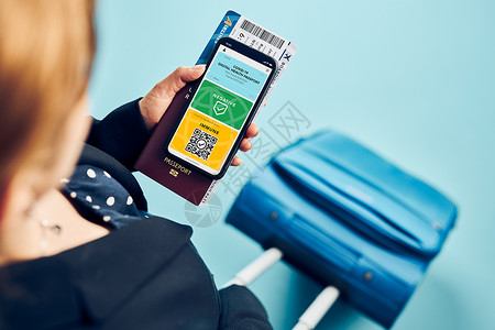拿着手机显示健康码等待着的乘客图片