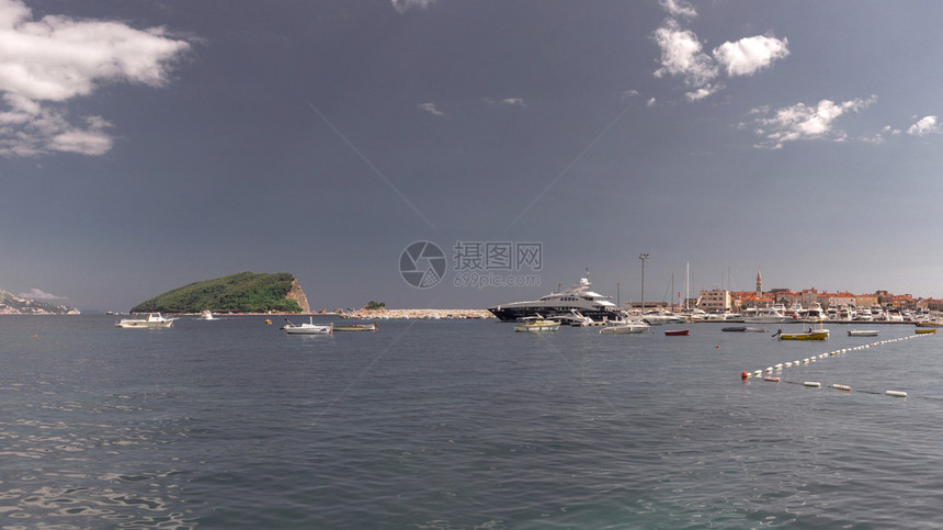 Budva黑山07128年7月在黑山Budva度假胜地的海岸上乘船出旅行在黑山Budva沿海进行阳光明媚的夏季日乘船旅行假期长廊图片