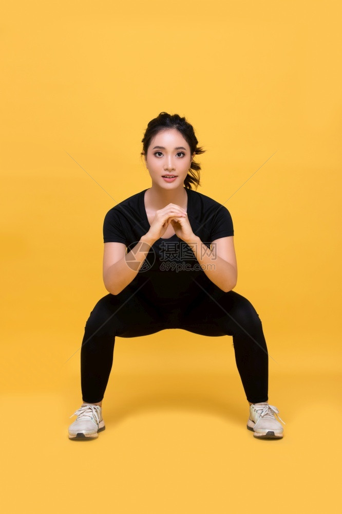 体式亚洲人快乐的笑美丽肖像年轻的亚洲女在黄色背景上运动锻炼健身女孩有氧和健康的概念有氧和健康竞技图片