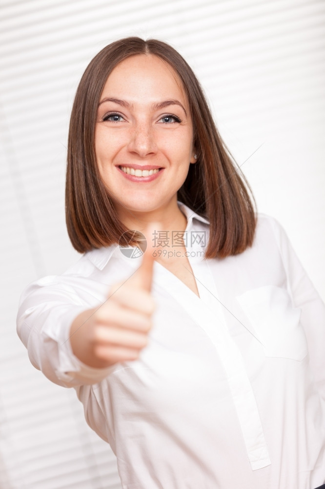 黑发伟大的快乐黑褐色微笑女商人正在做出面的拇指手势而不是白背景图片