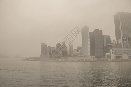 薄雾气象海岸线美国纽约市曼哈顿清晨大雾银行和摩天楼的门窗图片