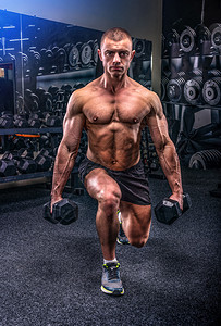 健身房运动锻炼肌肉的男性图片