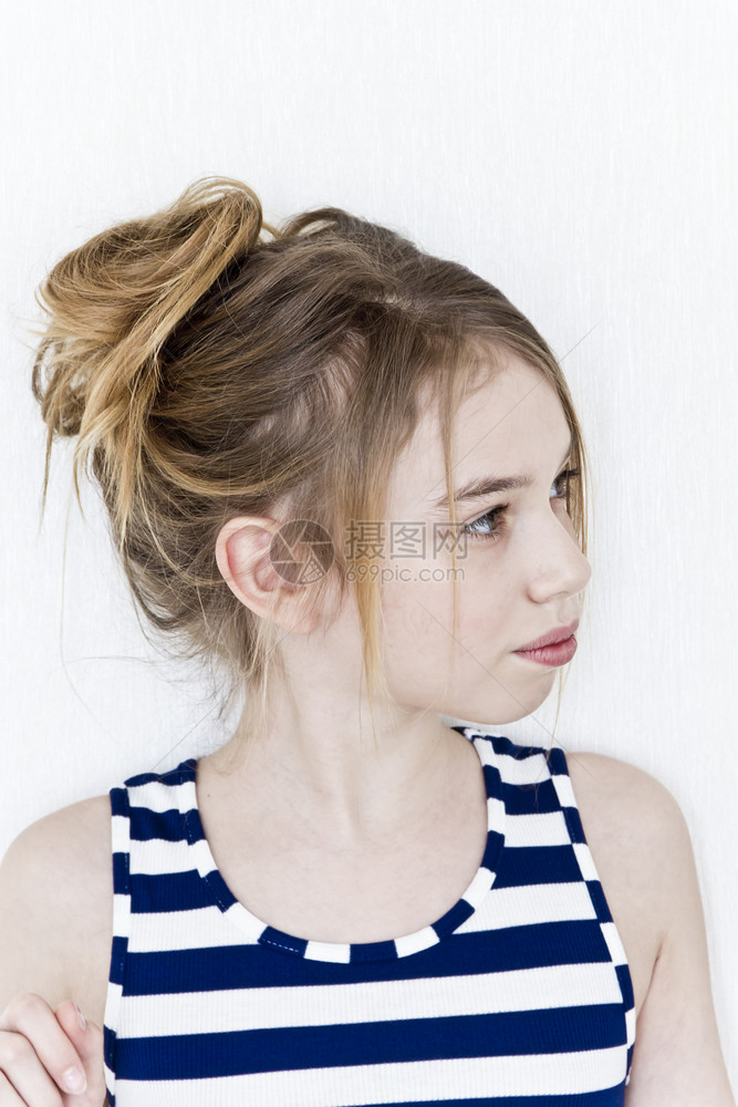 眼睛十一岁的可爱女孩白色背景的金发长可爱的女孩白色金长发时尚模型图片