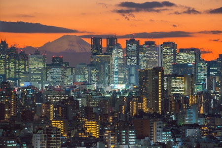 暮东京市天际新宿和富士山的顶端景色日本落美丽地标都会图片
