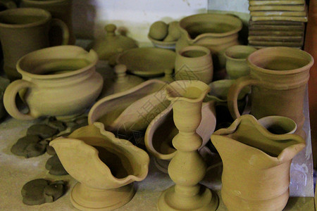 陶瓷店架子上铺设的陶器架上盘子传统锅图片