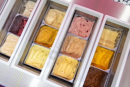 质地甜食店冰箱的淇淋加奶油美食图片