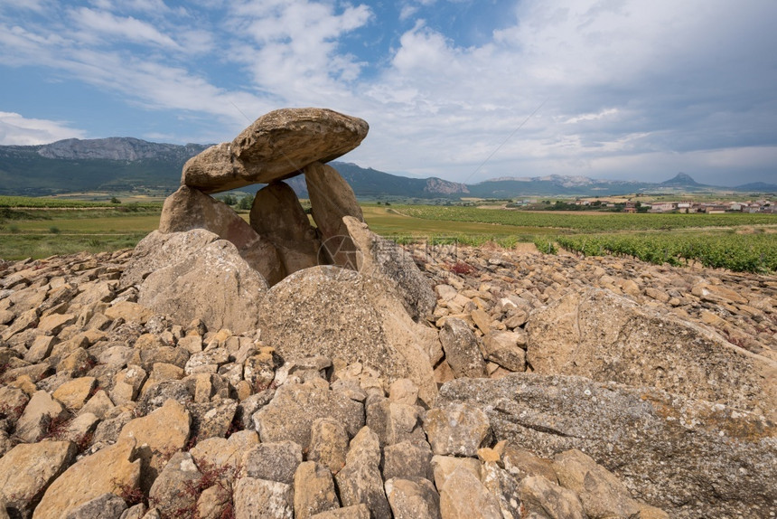 遗产宗教岩石西班牙巴斯克地区拉瓜迪亚的巨石DolmenChaboladelaHechicera图片