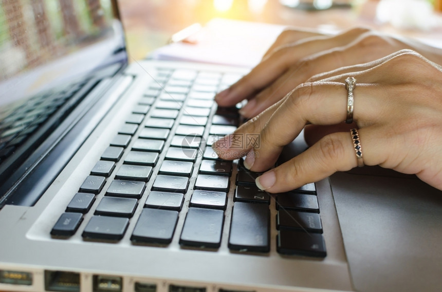 互联网在键盘上打字的女办公室工作人员教育女士图片