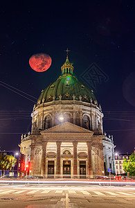 首都的月食蚀亮第一的高清图片