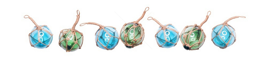 优雅行业许多玻璃球体其绳索在白色背景上被隔离斯堪的纳维亚传统装饰品玻璃鱼圈浮标许多玻璃球体其绳索与白色背景分离许多玻璃球体其绳子图片