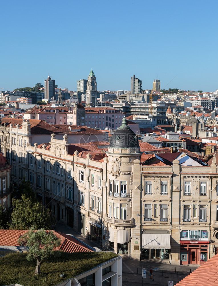 街道红色的蓝葡萄牙美丽PortoSkylineRooftops和葡萄牙城市中心Cleigos塔对波尔图历史中心观测的空察图片