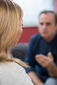 卫生保健压抑的成熟女与律师交谈后视图白种人在室内图片