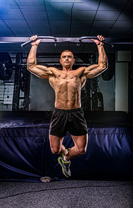 健身房运动锻炼肌肉的男性图片