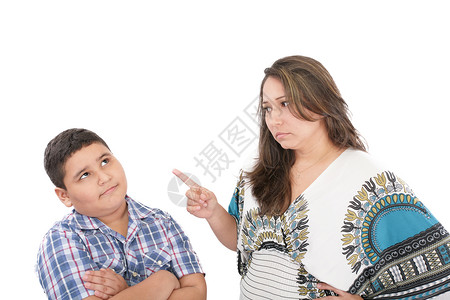 生气的警告母亲责骂她的儿子孤立在白色背景行为不端图片
