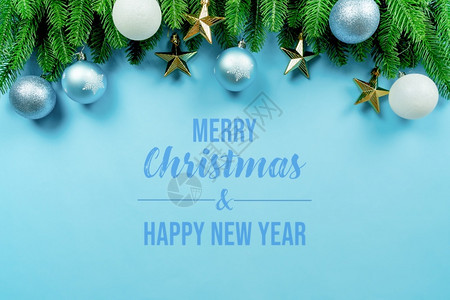 蓝色的派对圣诞礼物和松树蓝色背景有X马装饰品图片
