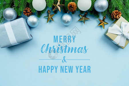 冬天白色的圣诞礼物和松树蓝色背景有X马装饰品美丽的图片
