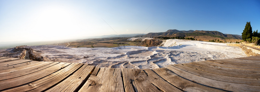 旅行自然热的棉花堡石灰华梯田全景从土耳其代尼兹利观景台欣赏棉花堡石灰华梯田全景图片