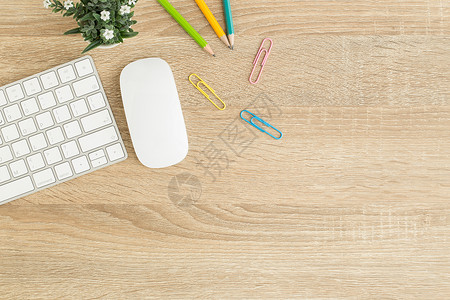 桌上的键盘和鼠标图片