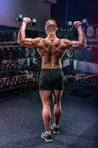 健身房运动锻炼肌肉的男性背影图片