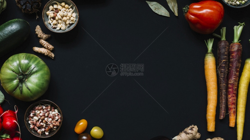高角度视图各种原始蔬菜黑色背景多样各种的白色图片